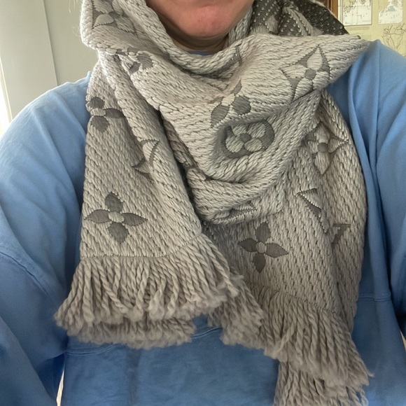 Louis Vuitton gray wool/silk scarf - Picture 4 of 4
